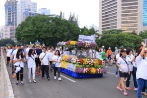 parade/iringan float atau kendaraan hias mini, masing-masing float Kementerian Pariwisata RI, Provinsi Sulawesi Utara serta float Kota Tomohon dengan mengambil start di depan gedung BNI 46 jalan Jenderal Sudirman