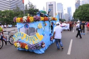 parade/iringan float atau kendaraan hias mini, masing-masing float Kementerian Pariwisata RI, Provinsi Sulawesi Utara serta float Kota Tomohon.