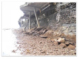  Fondasi bangunan dibangun di atas batu pipih yg menjadi tempat pendaratan hiu (tangahiang). Foto/dirno