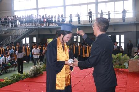 Kadis Dikda Wakili Walikota Tomohon Kegiatan Graduation SMA Lokon