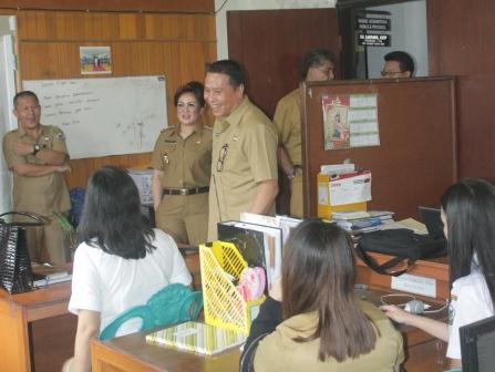 Eman-Sompotan  Sidak Ruang Kerja 11 Bagian di Pemkot Tomohon