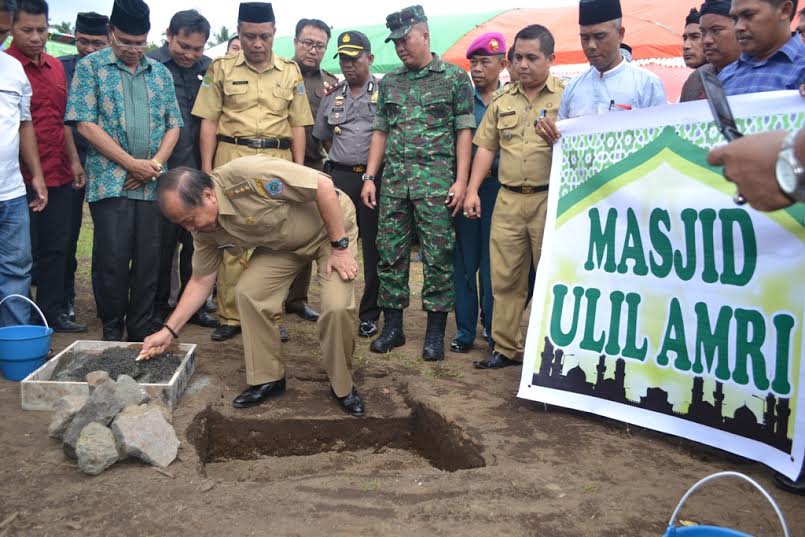 Lomban Letakan Batu Pertama Pembangunan Masjid Ulil Amri Lomban Letakan Batu Pertama Pembangunan Masjid Ulil Amri