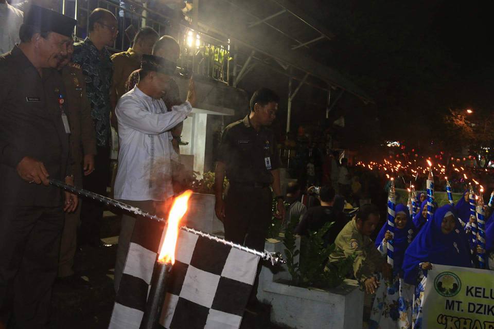 Sekda Usulu Lepas Pawai Obor Jelang Ramadhan Sekda Usulu Lepas Pawai Obor Jelang Ramadhan