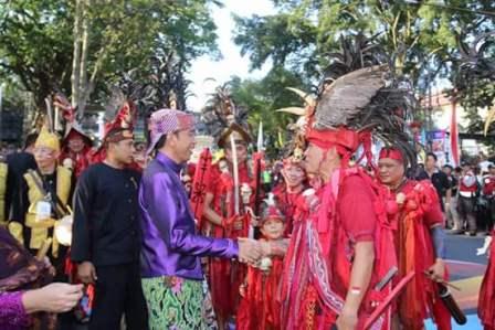 Dipimpin JFE, Kabasaran Tomohon Hentak Karnaval Kemerdekaan