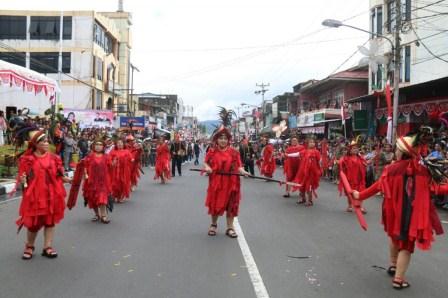 Walau Diwarnai Hujan, Defile HUT RI Berlangsung Semarak Walau Diwarnai Hujan, Defile HUT RI Berlangsung Semarak