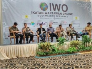 Mubes I IWO Bergulir, Dialog