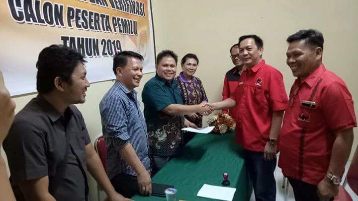 PDI-Perjuangan Resmi Daftar di KPU Tomohon PDI-Perjuangan Resmi Daftar di KPU Tomohon