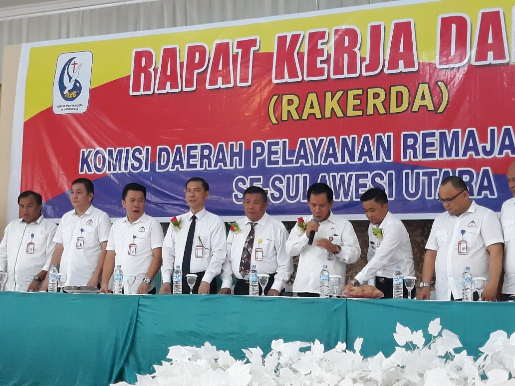 Jadikan Remaja Pantekosta Berpusat pada Kristus Jadikan Remaja Pantekosta Berpusat pada Kristus
