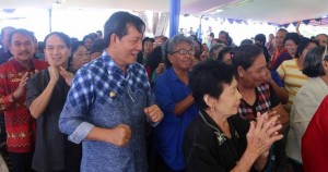 Walikota Manado DR Ir GS Vicky Lumentut SH MSi DEA bersama lansia