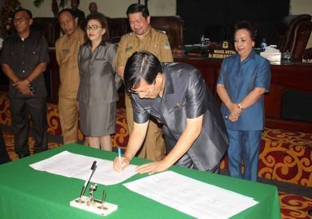 Rapat Paripurna DPRD Tetapkan Dua Ranperda Menjadi Perda