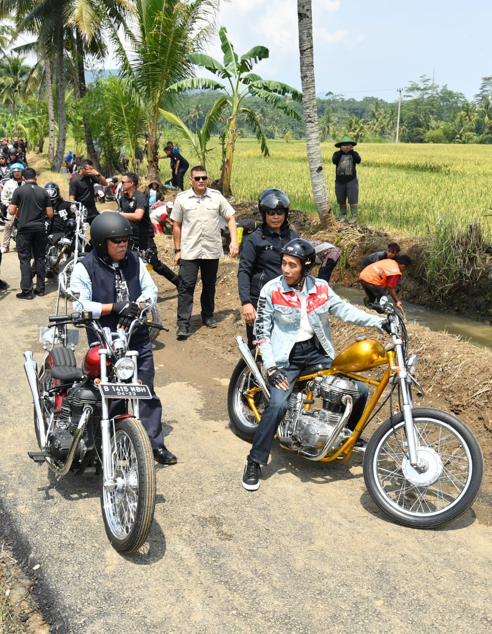 Presiden Naik Motor Tinjau Padat Karya Tunai Presiden Naik Motor Tinjau Padat Karya Tunai
