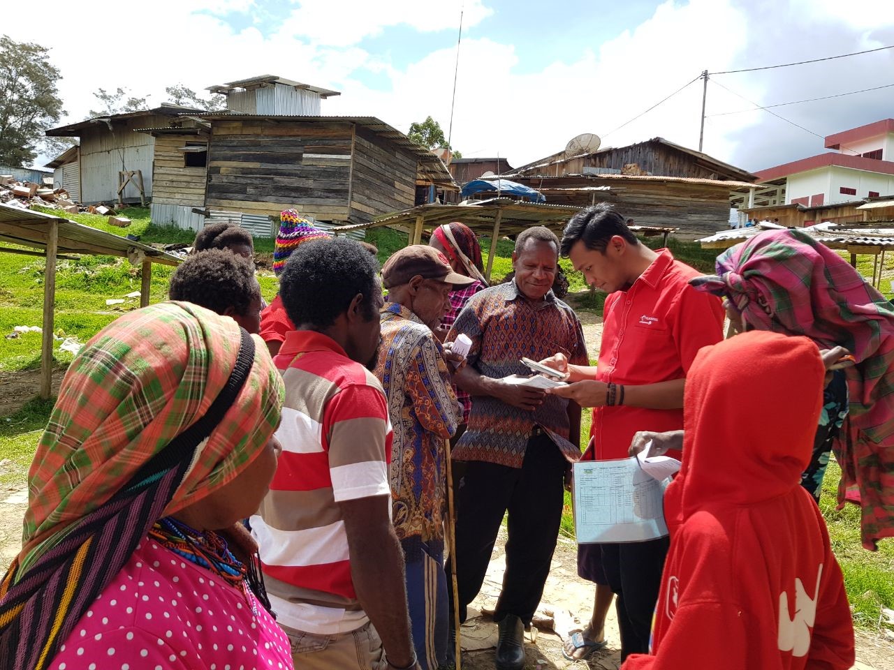 Telkomsel Turunkan Tim Registrasi ke Pengunungan Papua