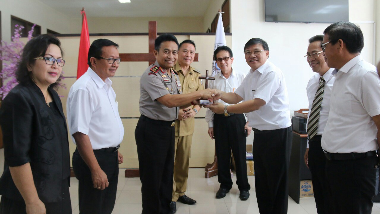 Walikota JFE Sambut Kapolda Sulut Saat Kunjungi Kantor Sinode GMIM Walikota JFE Sambut Kapolda Sulut Saat Kunjungi Kantor Sinode GMIM
