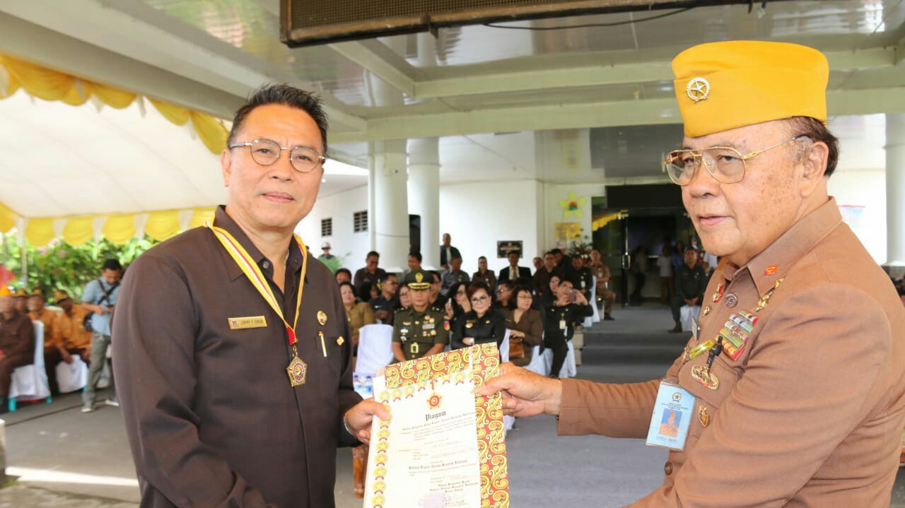 JFE Menerima Bintang Kehormatan LVRI JFE Menerima Bintang Kehormatan LVRI
