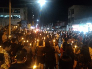 Pemasangan1000 lilin pada hari ini jam 07.00 malam di Kompleks Menara Alfa Omega Tomohon oleh DPC GAMKI Kota Tomohon, GMKI Tomohon, Mahasiswa UKIT dan Pemuda GMIM di Tomohon.Foto Meydi