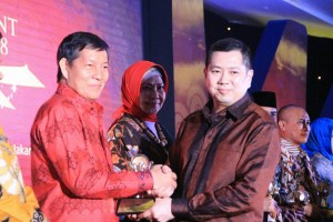 Diterima Walikota Vicky Lumentut dalam Sindo Weekly Government Award 2018 di Jakarta  