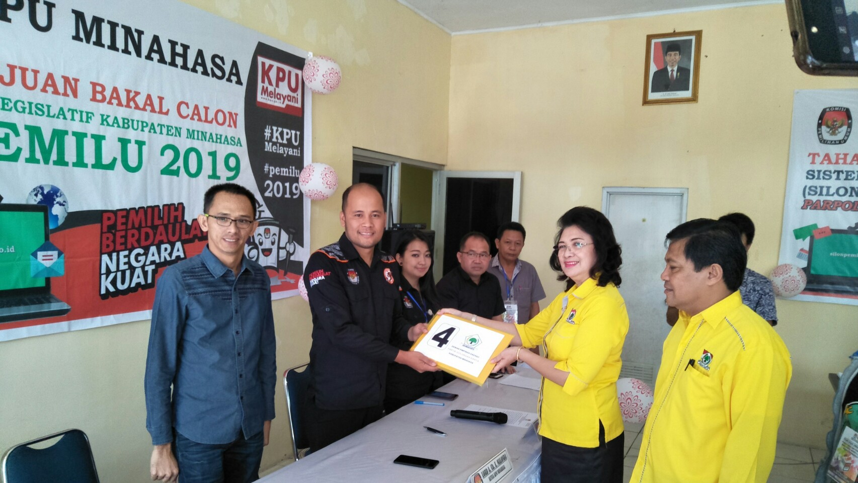 KPU Minahasa Menerima Berkas Caleg Partai Golkar KPU Minahasa Menerima Berkas Caleg Partai Golkar