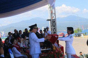 Walikota Manado DR Ir GS Vicky Lumentut SH MSi DEA bertindak selaku inspektur upacara (Irup) 