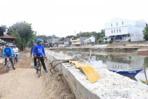 Walikota Vicky Lumentut bersepeda berkeliling Kota Manado