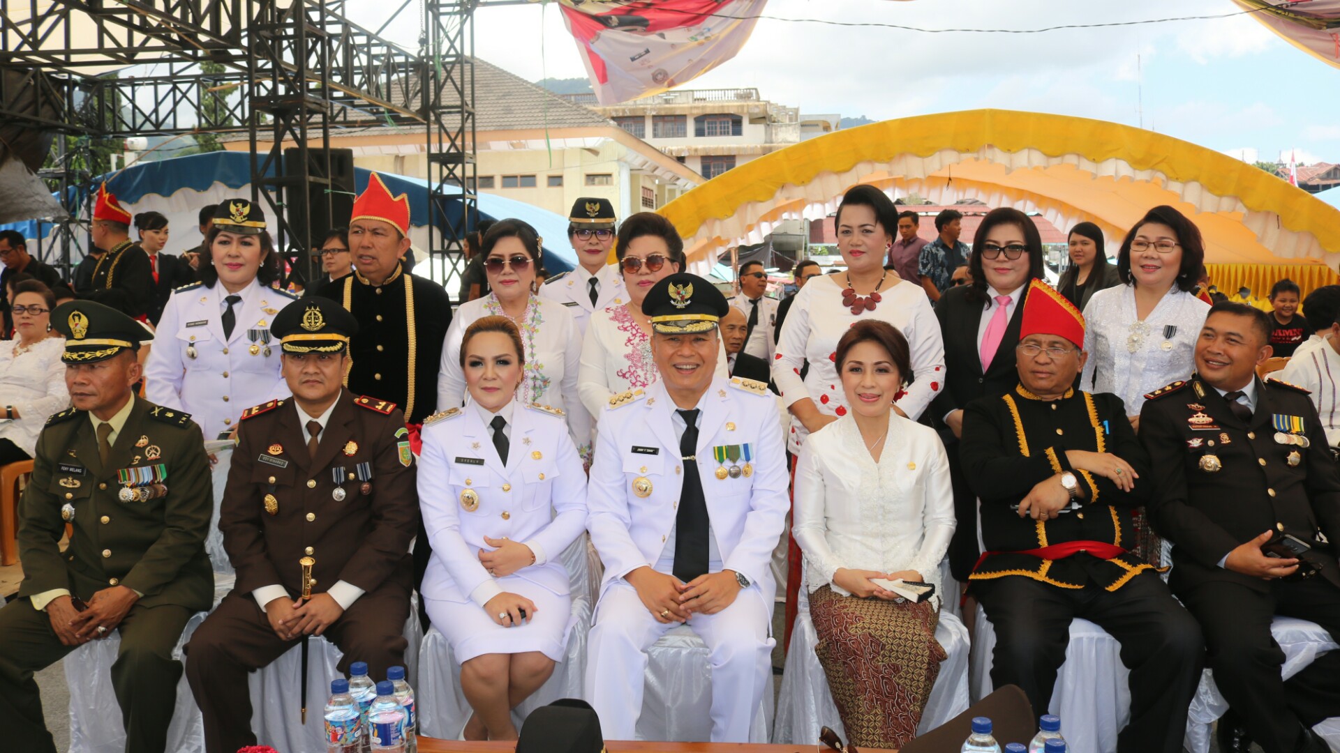 Wenur Cs Ikut Sambut Defile HUT Proklamasi RI Wenur Cs Ikut Sambut Defile HUT Proklamasi RI