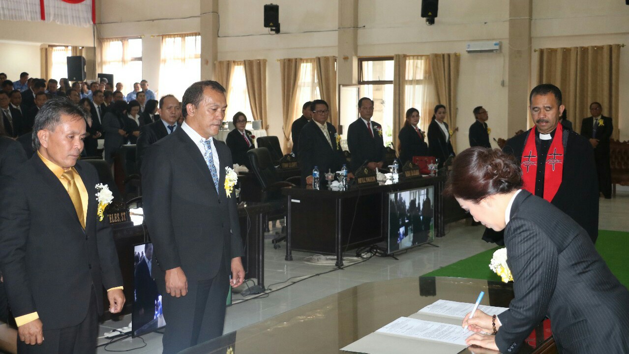 PAW Anggota DPRD Tomohon, Wenur Lantik Watulangkow dan Wuwung