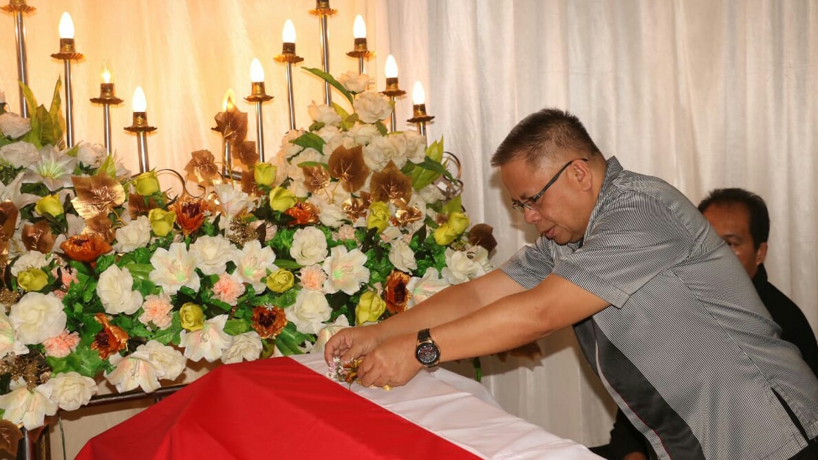 Mogi Wakil JFE Pada Pemakaman Putra Bunga Tomohon 2007 Mogi Wakil JFE Pada Pemakaman Putra Bunga Tomohon 2007