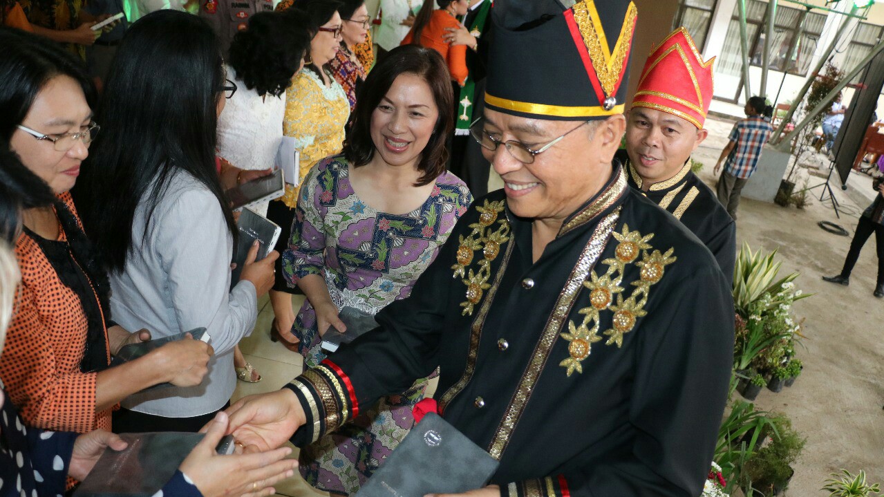 Wenur Hadiri Peluncuran Alkitab Berbahasa Tombulu Wenur Hadiri Peluncuran Alkitab Berbahasa Tombulu