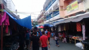 Suasana di Pasar 45 Manado depan Toko Baju Lanvin, jelang Natal, Kamis (20/12/2018). Foto: YR.