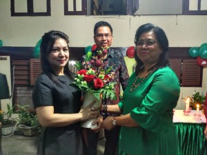 Penyerahan Kado Natal kepada Gembala dan Ibu