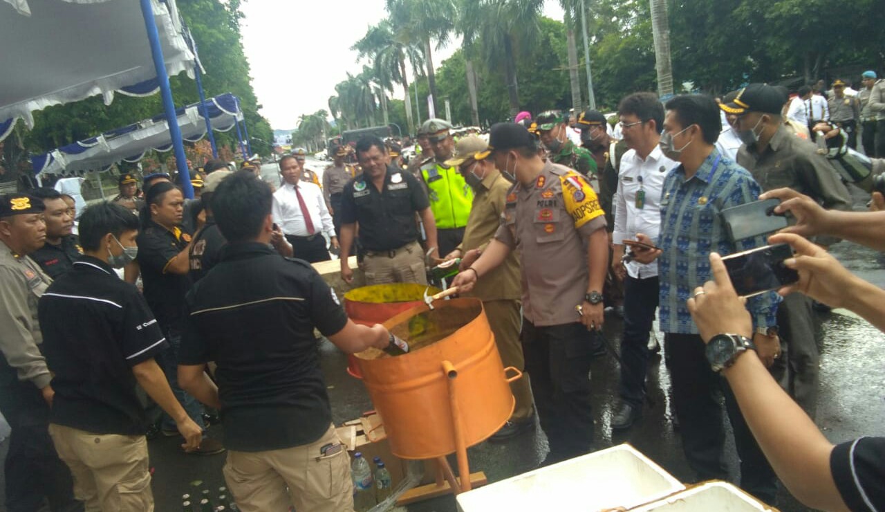 Polres Bitung Musnakan Ribuan Miras Serta Knalpot Racing Dalam Apel Gelar Pasukan Polres Bitung Musnakan Ribuan Miras Serta Knalpot Racing Dalam Apel Gelar Pasukan
