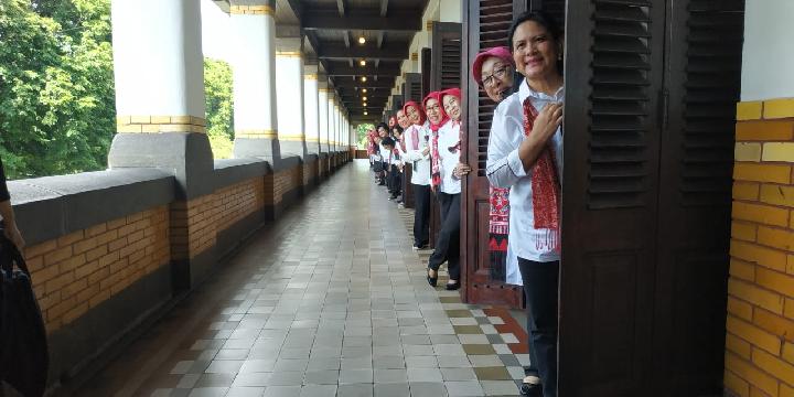 Iriana Jokowi dan Istri Menteri Foto Gaya di Lawang Sewu