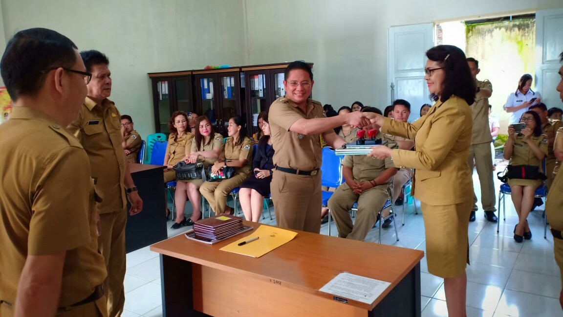 Mandagi Hadiri Serah Terima Camat TomTeng Mandagi Hadiri Serah Terima Camat TomTeng