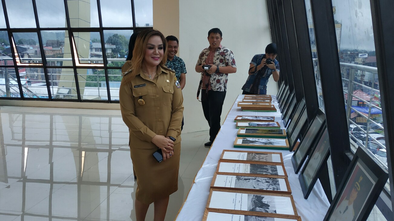 SAS Tinjau Pemeran Foto Tomohon Dulu dan Kini