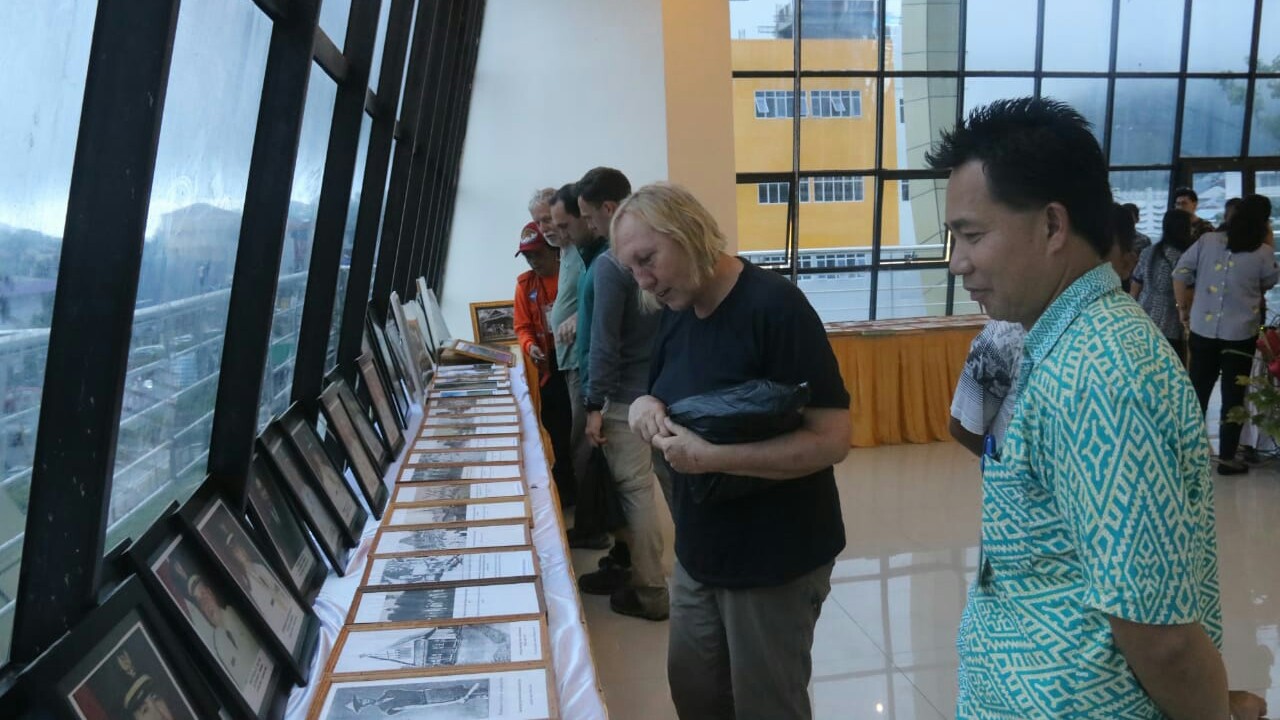 Wisatawan Jerman Tertarik Pameran Foto Tomohon “Tempo Doeloe”