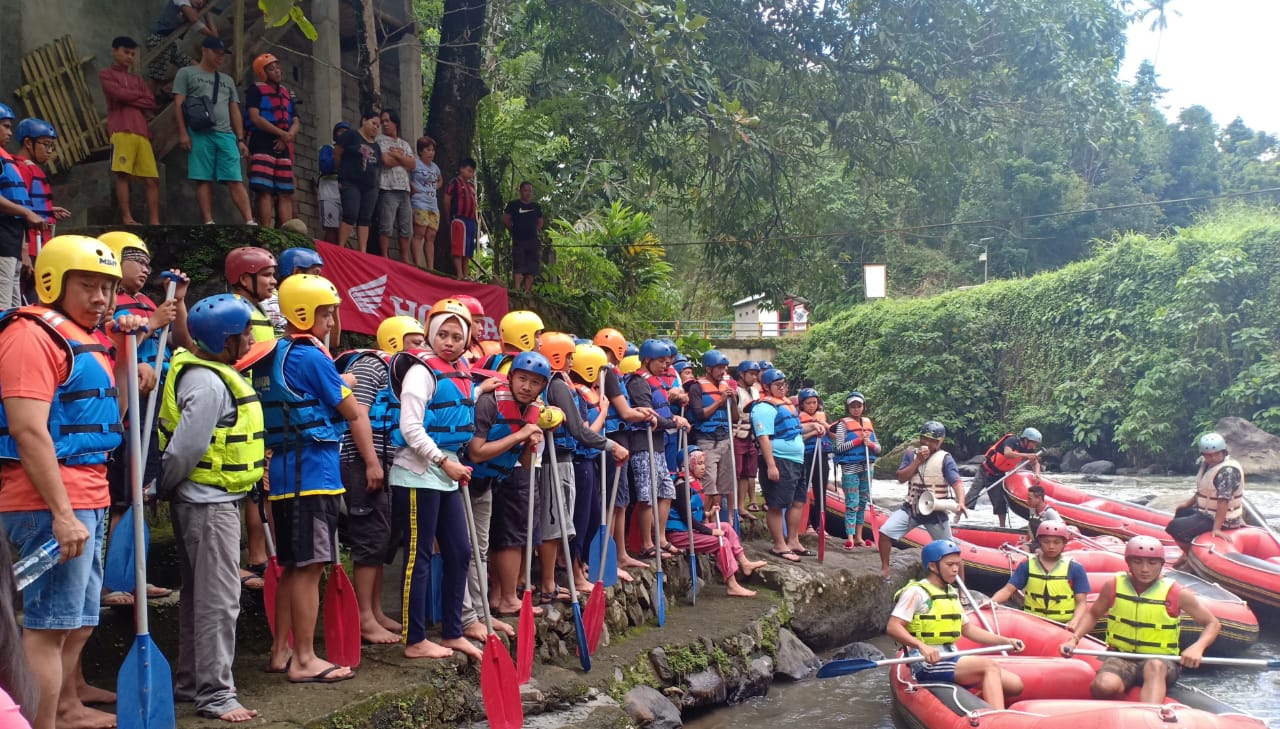 Dealers Gathering Honda Diwarnai Aksi Rafting di Sungai Nimanga