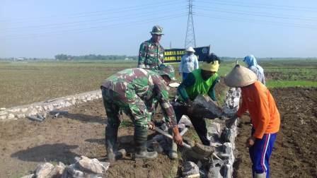 Danramil Dan Anggota Terjun di Tengah Masyarakat Bangun Talud