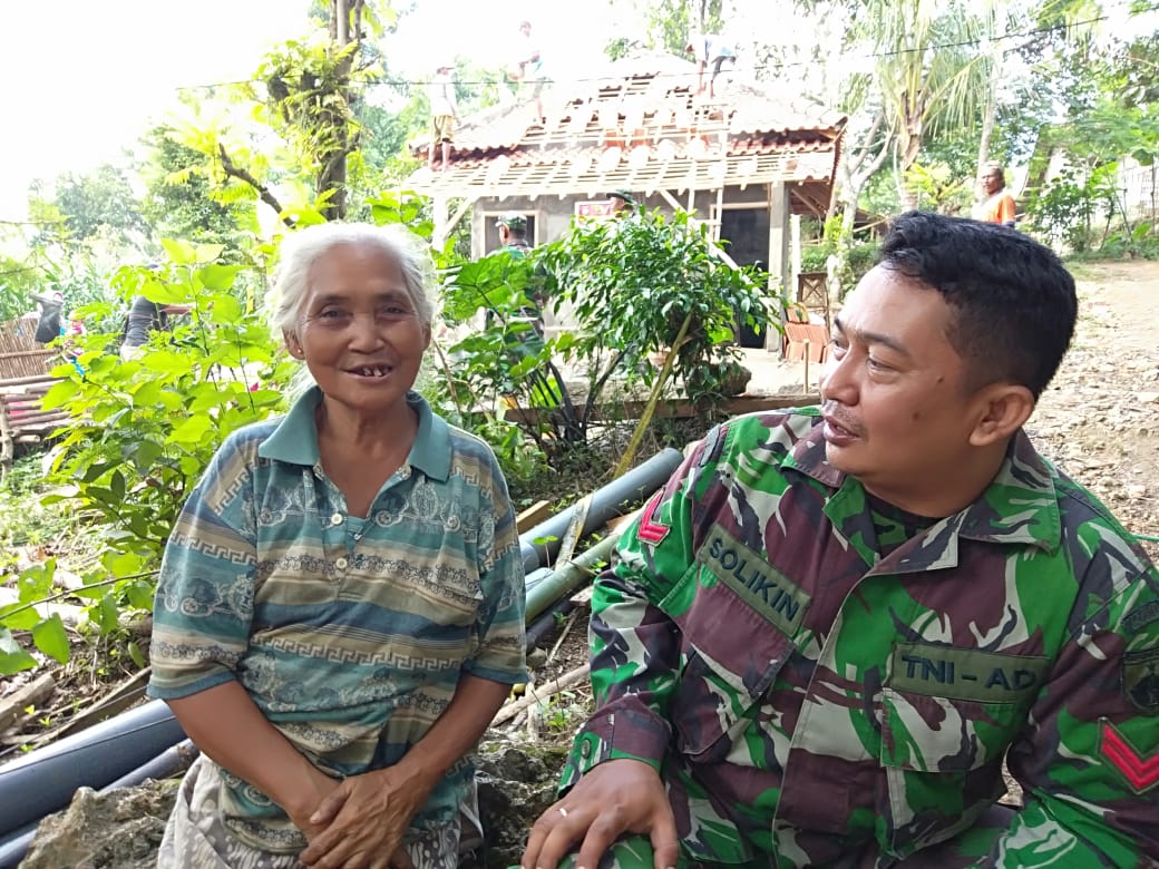 Keakraban Mbah Jayem Dengan Satgas TMMD