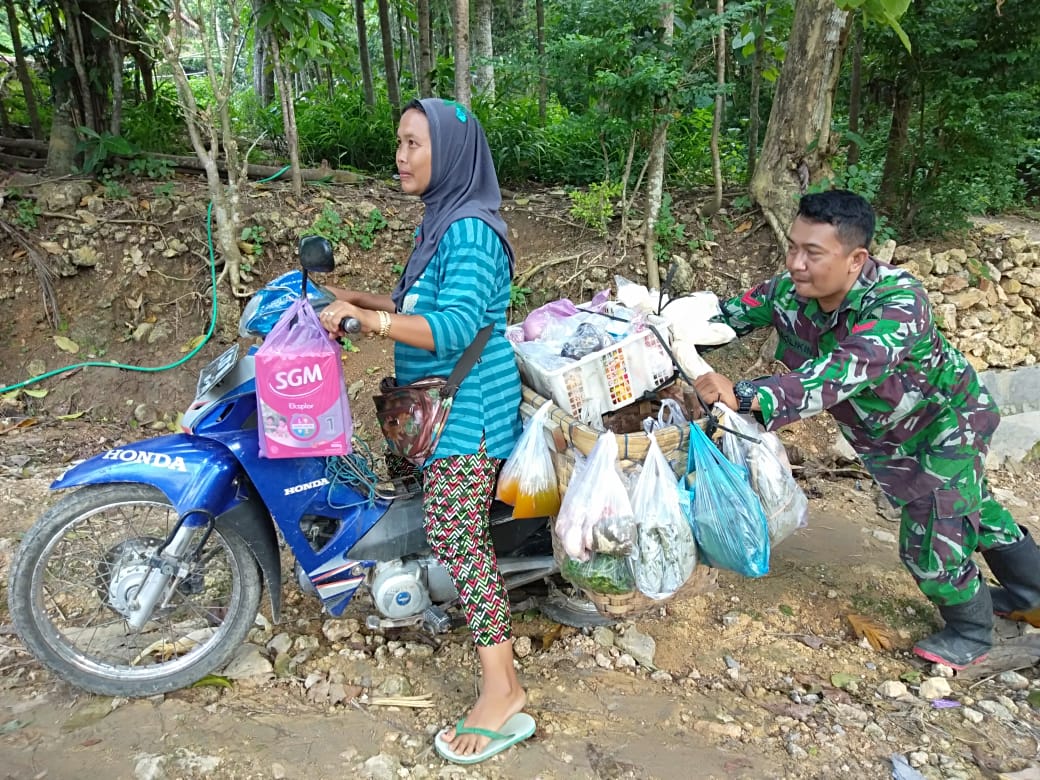 Srikandi Penjual Sayur Didorong Satgas TMMD