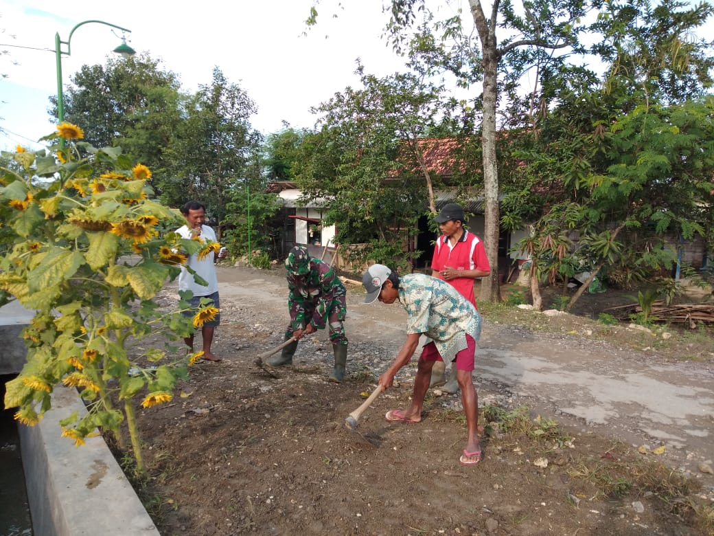 Bersihkan Jalan Sambut Rombongan Menuju Lokasi TMMD Bersihkan Jalan Sambut Rombongan Menuju Lokasi TMMD