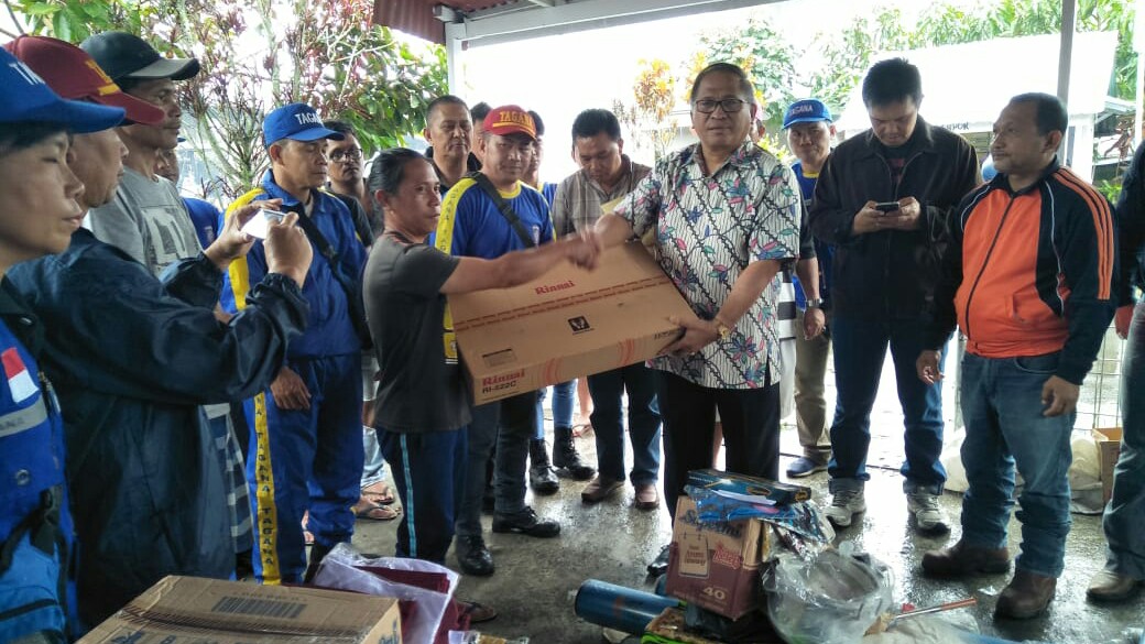 Lolowang Serahkan Bantuan Pemkot Tomohon Pada Korban Kebakaran