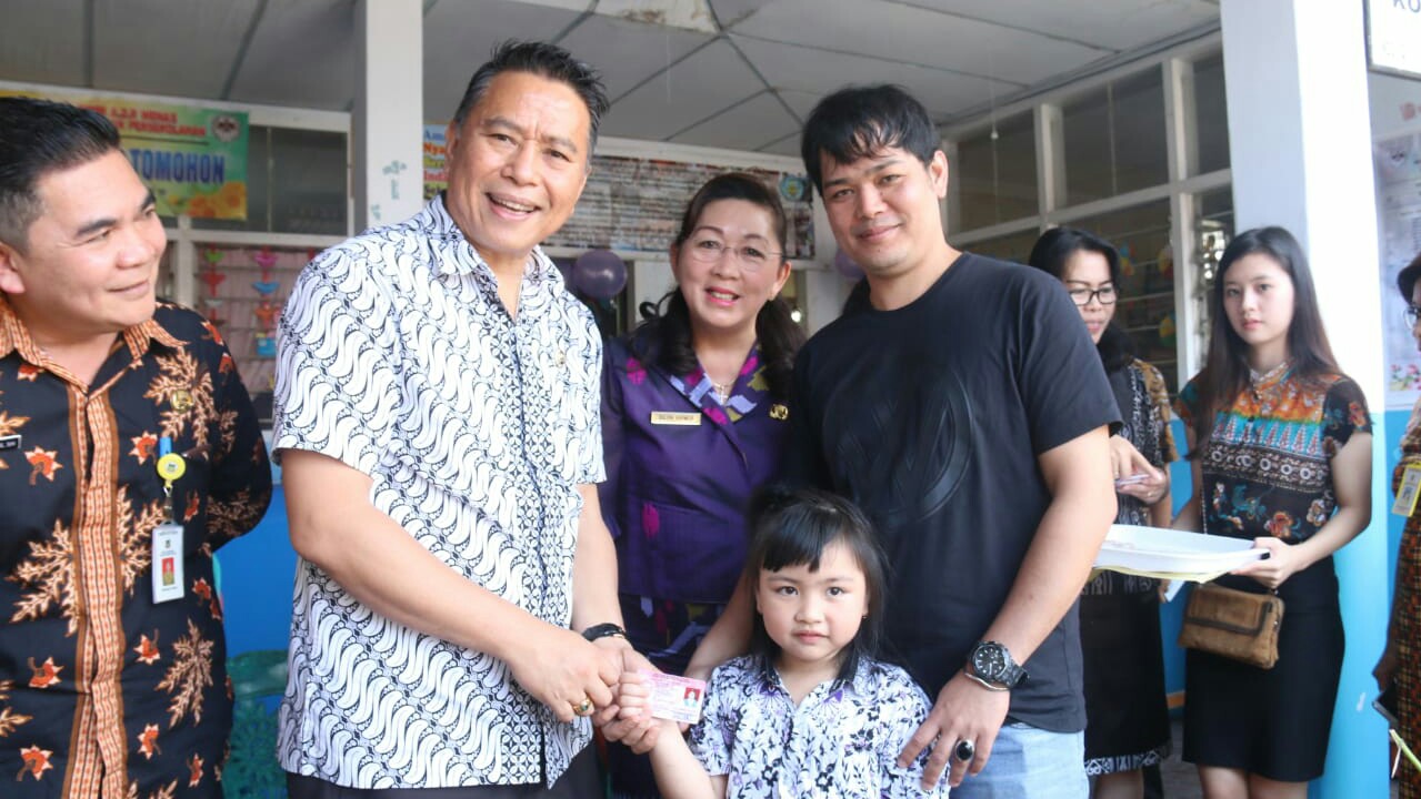 Walikota Eman Serahkan KIA Pada Anak TK Sion Tomohon Walikota Eman Serahkan KIA Pada Anak TK Sion Tomohon