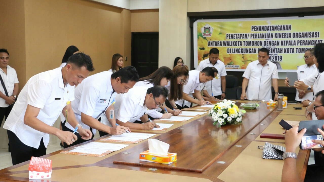 Kepala PD Tandatangan Pakta Integritas Kepala PD Tandatangan Pakta Integritas
