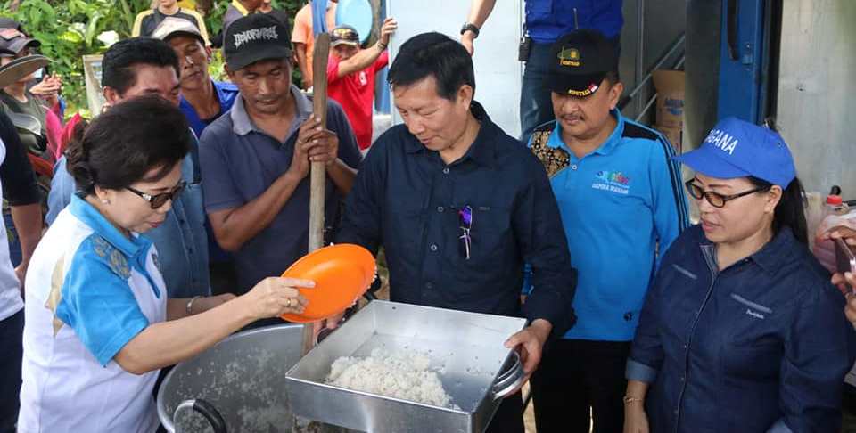 Ikut Bungkus Nasi, Walikota GSVL Pastikan Warganya Aman