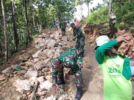 Tentara Juga Bangun Talud Dilokasi TMMD