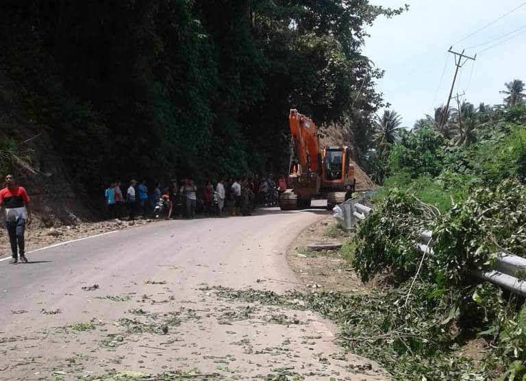 Pasca Longsor , Jalan Trans Sulawesi di Desa Sampiro Kini Bisa Dilalui