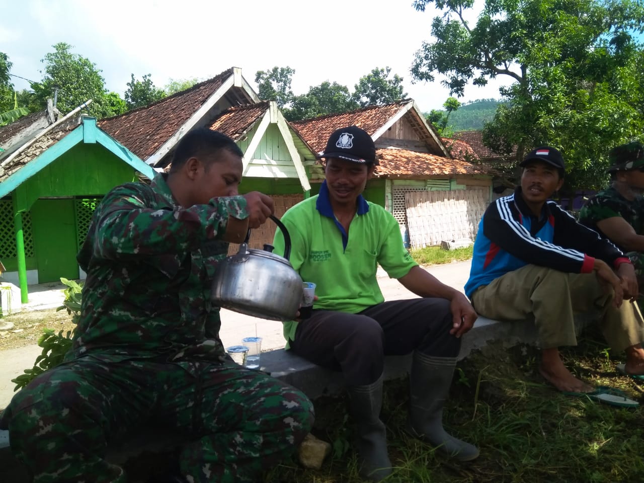 Suasana Guyub Tentara dan Warga di Lokasi Penyiapan Lokasi Upacara