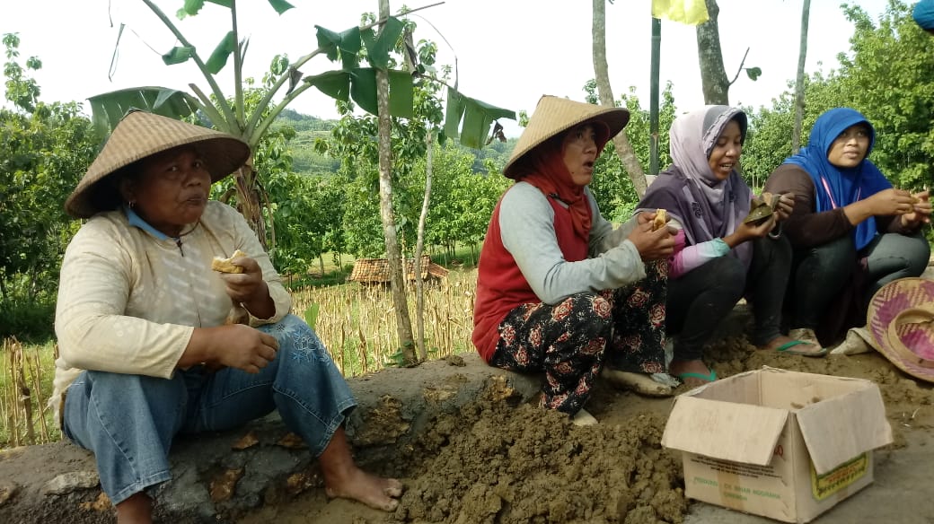 Tangguhmnya Kaum Emak-emak Bantu TNI Pengerjaan Sasaran Fisik