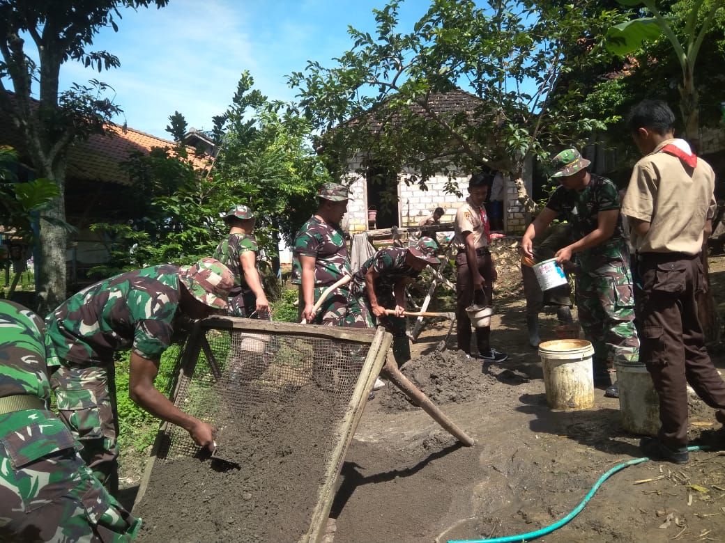 Tentara, Warga dan Pramuka Terus Perbaiki Mushola Al -Ikhlas