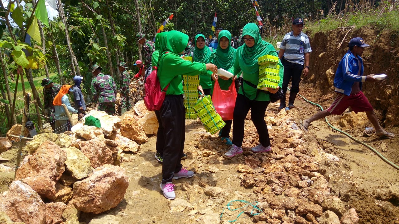 Persit Kartika Candra Kirana XLII Kodim 0721/Blora Bagi Nasi Kotak Di Lokasi Tmmd Reguler 104