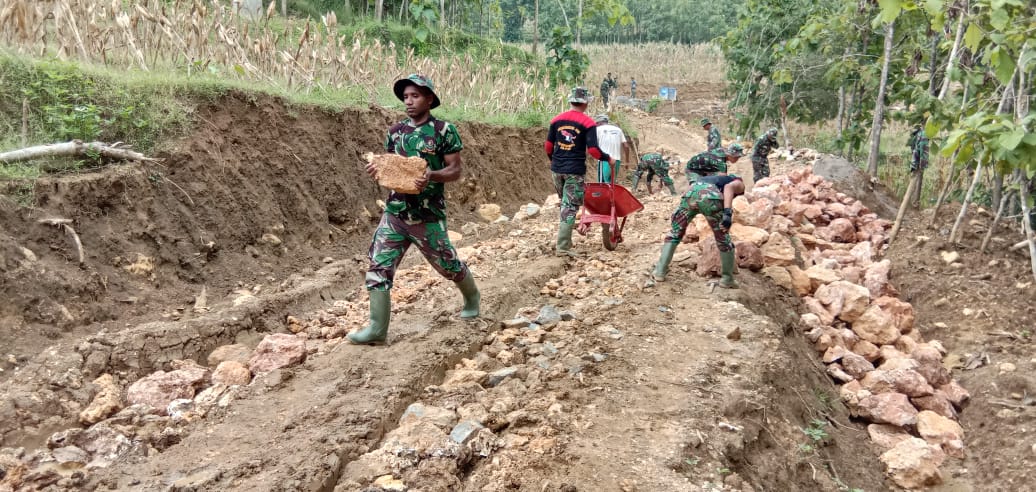 Genangan Air Di Timbun Menggunakan Batu